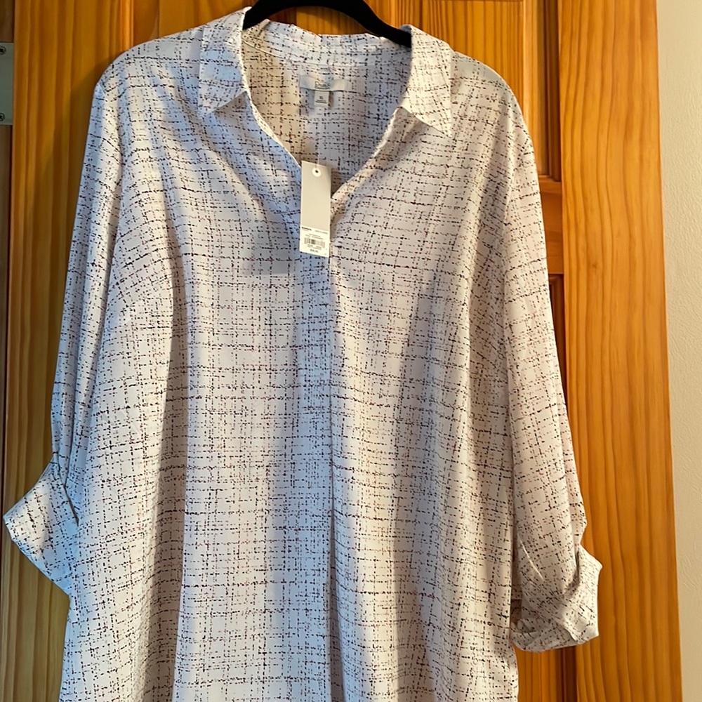 NWT Croft & Barrow blouse with sleeves that roll to 3/4 and button.